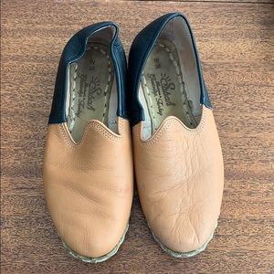 Sabah brown and black leather flats